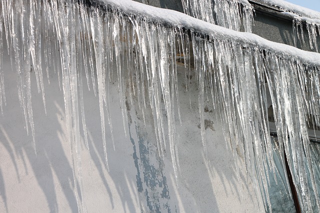 Ice dams on the roof: a problem you can prevent.